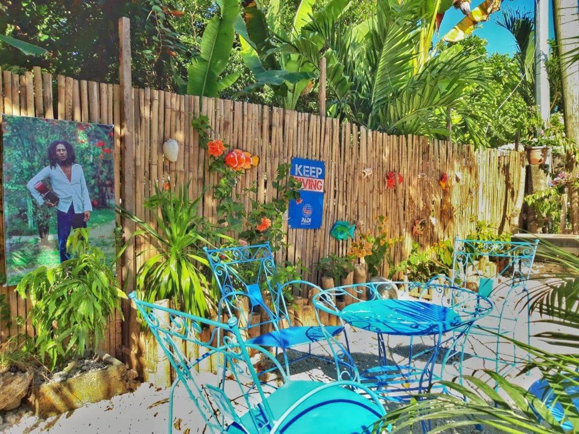 Jah'S Anemone Dive Guesthouse Moalboal Exterior photo